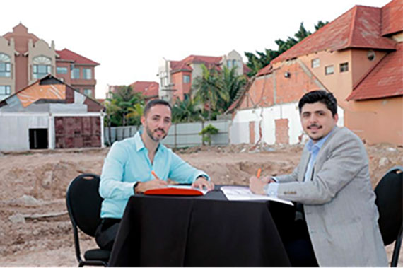 Jorge Baldivieso, investidor do hotel, e Olivier Hick, Vice-Presidente Executivo de Operações Midscale da América do Sul da AccorHotels