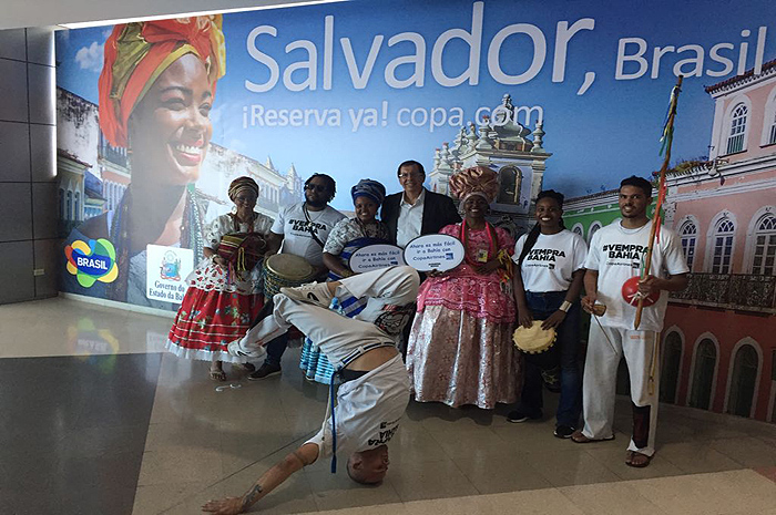Bahia realiza ação promocional para atrair turistas do Panamá e EUA ação promocional com apresentação de capoeiristas e baianas tipicamente trajadas