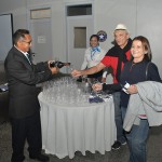 Passageiros foram recepcionados com espumante Passageiros foram recepcionados com espumante