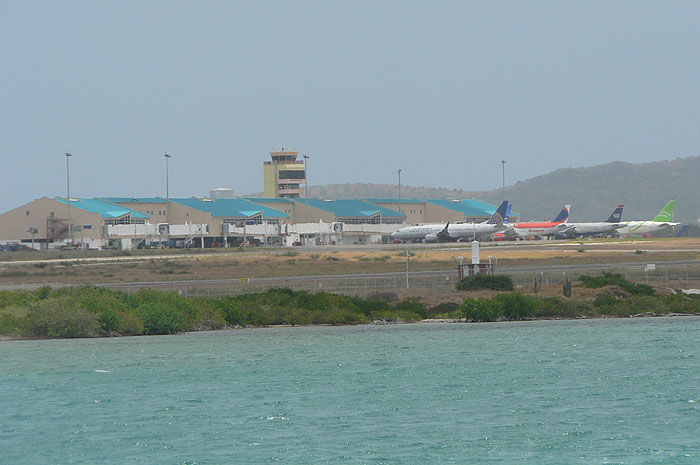 Aruba anuncia aumento nas taxas aeroportuárias Queen Beatrix Airport - crédito enEurocopter-tigre