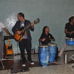 Teve banda para entreter os passageiros antes do voo