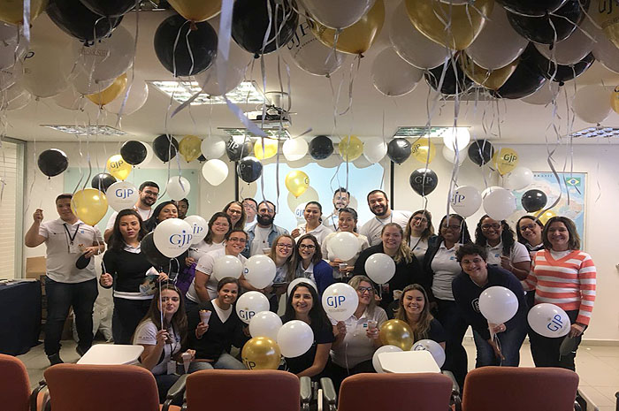 GJP realizou a ação "Balões Premiados" no Grupo Flytour Ação GJP na Flytour