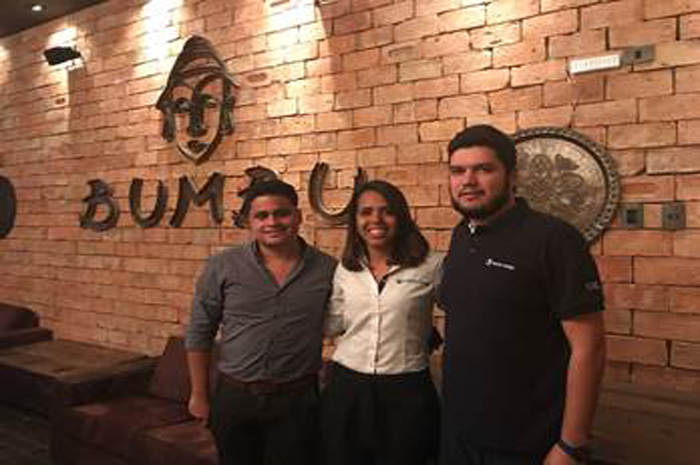 Angelo Vilchez, representante do Viajes Pacífico, com a equipe de Vendas da Trend, Monica Dantas e André Pedroso, durante encontro de Sorocaba