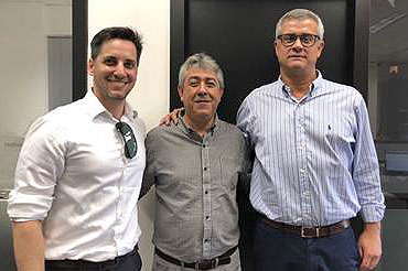 Moacir Barbosa (centro), com André Velasque, gerente de Vendas da base BH, e Leonardo Mignani, diretor regional de Vendas para ES, MG e RJ