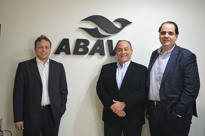 Gol reconsidera e taxa DU volta a ser R$40 presidente da ABAV Nacional, Geraldo Rocha, entre Eduardo Bernardes (à direita) e o diretor comercial da GOL, Rogério Guerra