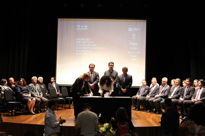 Autoridades exigem instituição do Sistema de Patrimônio Cultural aos presidenciáveis 1 Autoridades assinaram o documento pela requalificação de cidades históricas nesta quarta-feira (15).