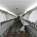 Bagageiros já instalados no interior da aeronave