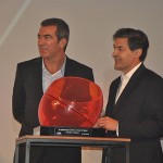 Cavero entrega uma obra de arte para Constantino da Gol