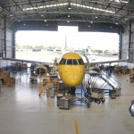 O Embraer E195, mais conhecido como Canarinho Azul, em manutenção no Hangar 3 da Azul