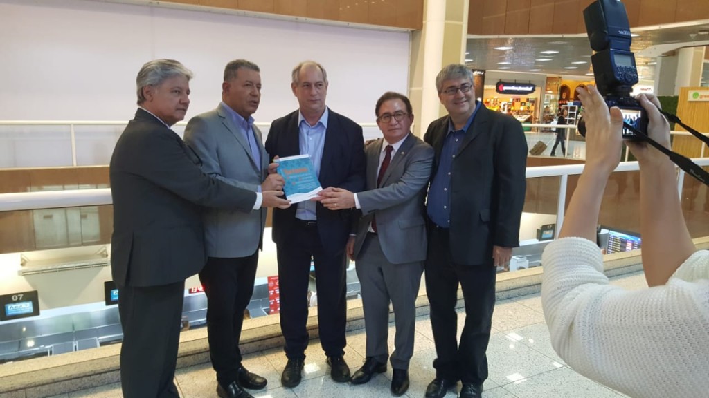 Ciro Gomes recebe documento com demandas do Turismo Documento presidenciáveis