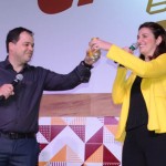 Eduardo Busch, CEO da Passaredo, brinda com Eliana Cassandre, do Grupo Petrópolis