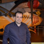 Eduardo Busch, CEO da Passaredo, com aeronave personalizada ao fundo