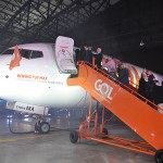Fila para entrar na nova aeronave