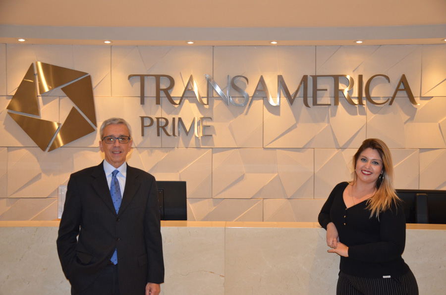 Francisco Camargo e Bárbara Carneiro, gerentes geral e de contas do Transamerica Prime Ribeirão Preto