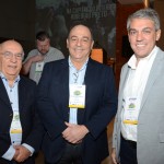 Geraldo Rocha, presidente da Abav Nacional, entre Sebastião Pereira e Fernando Santos, diretor-secretário e presidente da Aviesp