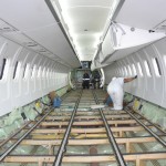 Interior do ATR 72-600 se preparando para receber seus assentos
