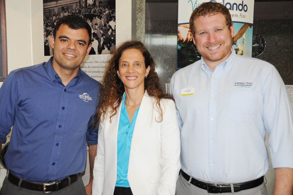 Jane Terra, do Visit Orlando, com Renato Gonçalves, da Universal, e Felipe Timerman, do SeaWorld