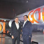 Kakinoff e Eduardo Bernardes comemoram a chegada da nova aeronave