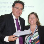 Ministro do Turismo, Vinicius Lummertz, recebeu homenagem de Estela Farina, da Clia Brasil Ministro do Turismo, Vinicius Lummertz, recebeu homenagem de Estela Farina, da Clia Brasil