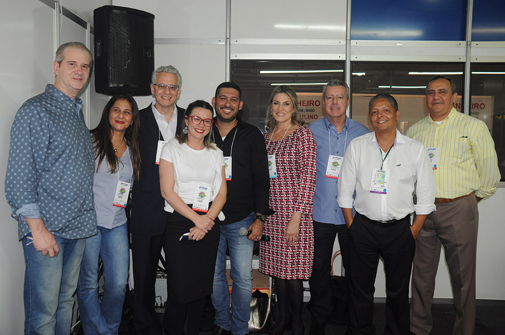 Em atitude inédita no Brasil, Avirrp 2018 realiza 1° Fórum A Voz do Agente 3 Normando Pierini, diretor da Avirrp, com os agentes de viagens que participaram do Fórum A Voz do Agente