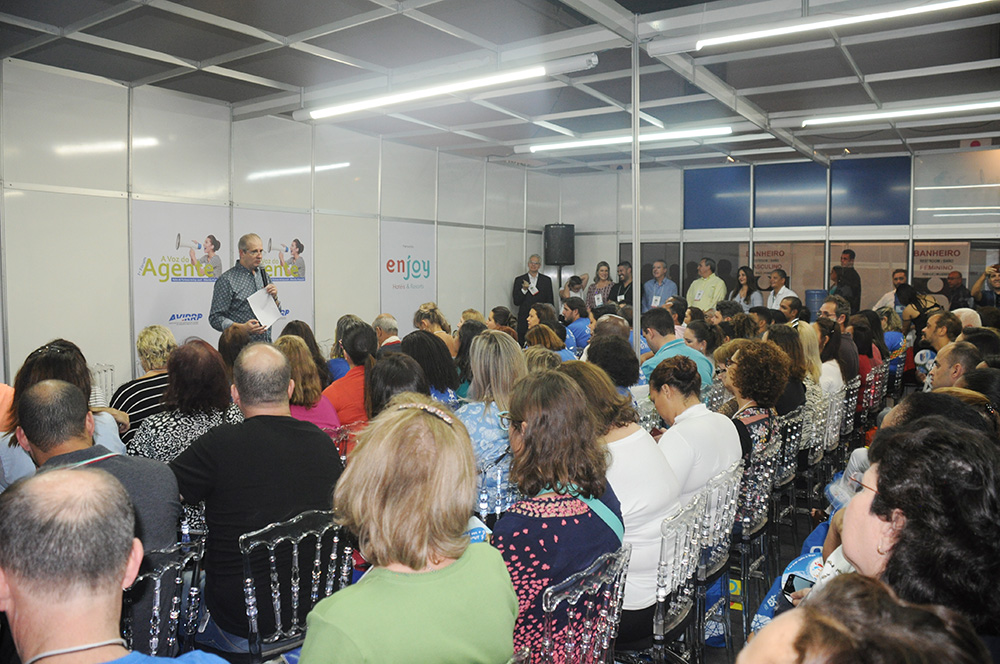 Normando Pierini, diretor da Avirrp, durante abertura do Fórum A Voz do Agente