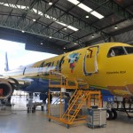 O Embraer E195, mais conhecido como Canarinho Azul, em manutenção no Hangar 3 da Azul