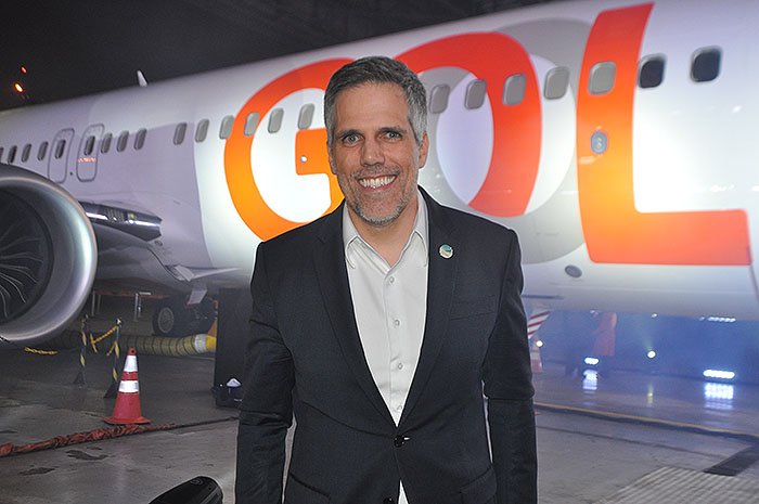 Gol apresenta seu novo Boeing 737 MAX em SP; fotos 2 Paulo Kakinoff com o novo B737 MAX da Gol
