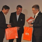 Ricardo Cavero recebe uma miniatura da aeronave 737 MAX da Gol