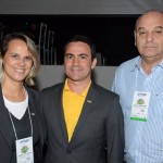 Rogério Mendes, da CVC, entre Graziella Fritscher, da Secretaria de Turismo de Maceió, e Paulo Kugelmas, superintendente de Turismo de Alagoas