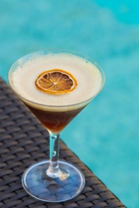 Grand Hyatt Rio de Janeiro lança novo cardápio da piscina drinques feitos com o café Nespresso