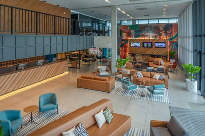 Hotel Linx Galeão estreia novo layout após término de retrofitting 1 Vista do andar superior: novo lobby traz conforto, design e modernidade