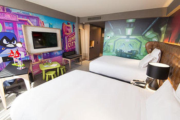 Pullman Guarulhos Airport decora quarto com tema do filme "Os Jovens Titãs" Hotel Pullman São Paulo Guarulhos Airport