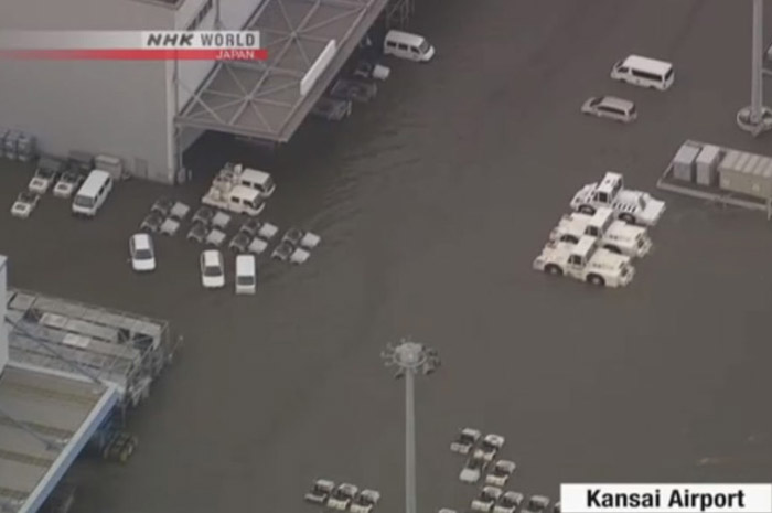 Aeroporto de Kansai, localizado em uma ilha artificial no meio da Baía de Osaka, foi inundado pela passagem do tufão (Foto: Reprodução NHK)