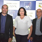 André Ferreira da Silva, gerente comercial, Claudia Brito, diretora comercial, e Carlos Silva, gerente comercial da April Brasil Seguro Viagem