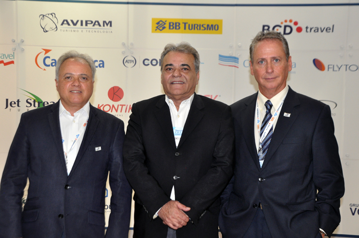 Antonio Carlos Carbone entre Carlos Prado e Luiz Vabo, presidente e vice da Abracorp