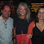 Catia Frias, da American Airlines, recebe homenagem de Ney Neves, da AMResorts, e Ana Donato, da Imaginadora