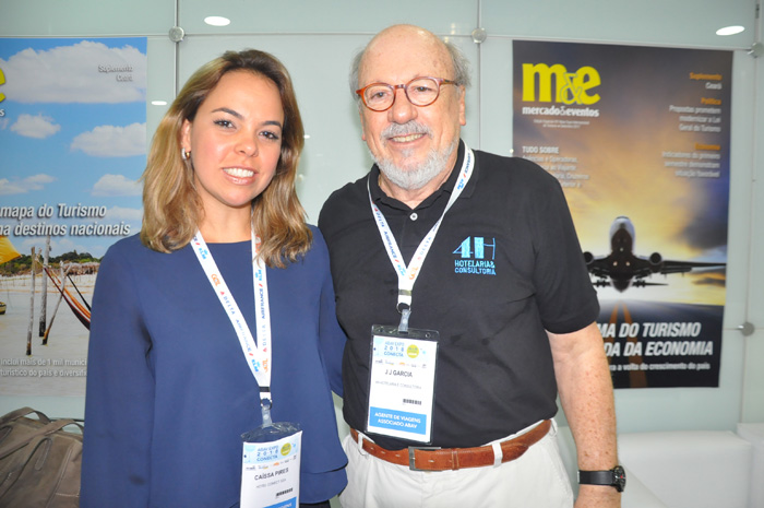 Conect Smart Hotel revela atrativos durante Abav Expo 1 Caissa Moura, gerente geral do Conect Smart Hotel e J. J. Garcia da 4H Hotelaria & Consultoria