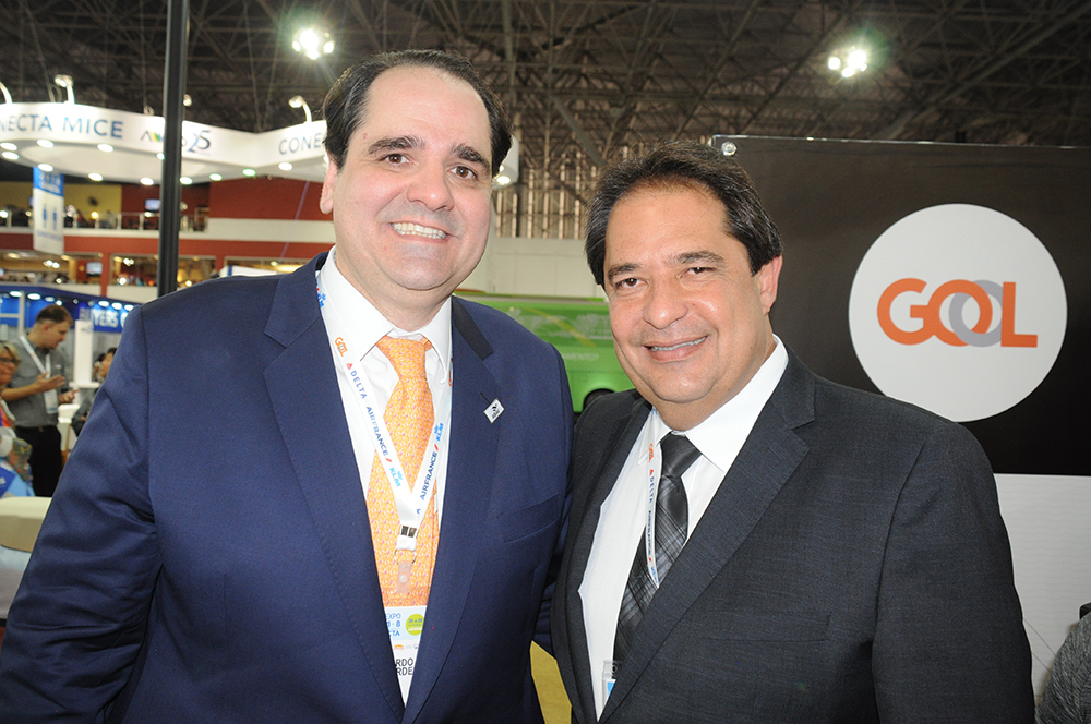 Gol e Setur-BA celebram início dos voos entre Salvador e Rosário em dezembro 1 Eduardo Bernardes, VP de Vendas e Marketing da Gol, e José Alves, secretário de Turismo da Bahia