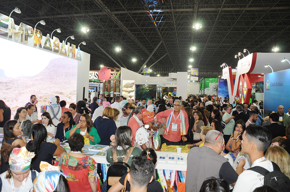 Com datas próximas, grandes feiras concorrerão em um cenário de crise no setor 1 Estande da Bahia lotado neste primeiro dia da Abav Expo