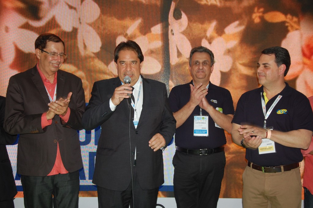 CVC e Bahia lançam campanha “Bahia Cenário de Novela” na Abav Expo 2018 José Alves, secretário da Bahia, Claiton Armelin e Emerson Belan, da CVC Corp