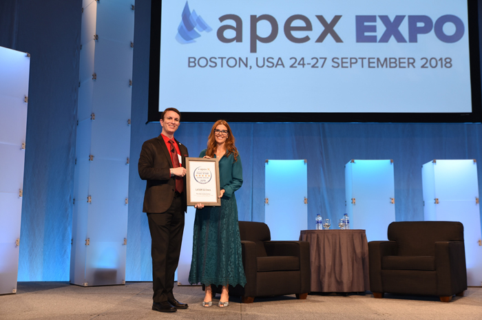 Latam é reconhecida como a melhor da América do Sul em experiência de viagem 1 Claudia Sender recebe certificado "Five Star Global Airline" de Joe Leader, CEO da Apex