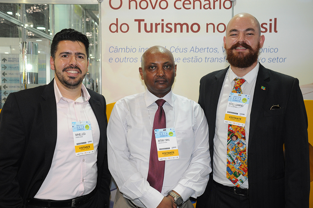 Etiópia revela planos de receber 2,5 milhões de turistas anuais a partir de 2020 Raphael de Lucca, da Ethiopian, Anteneh Tariku e Ricardo Guimaraes, da Embaixada da Etiópia,