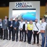 Vinicius Lummertz, ministro do Turismo, Eduardo Pinho, governador, e Valdir Walendowsky, secretário de Turismo, com a equipe de Santa Catarina