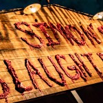 A Slaughterhouse, uma das novas atrações apresentam um dos cenários mais assutadores, com pedaços de corpos humanos e de animais por toda a parte