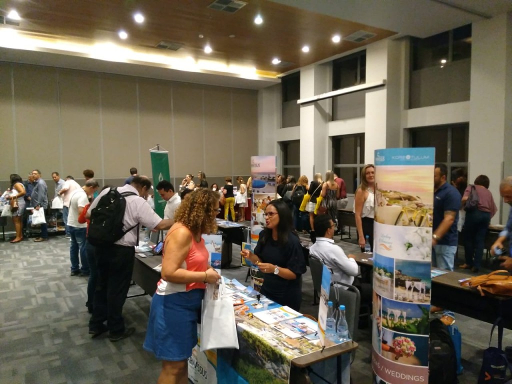 Agentes de viagem e fornecedores no showroom com 24 expositores brasileiros e internacionais