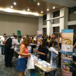 Agentes de viagem e fornecedores no showroom com 24 expositores brasileiros e internacionais