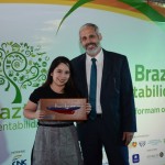 Alexandre Garrido, da ABNT entregou o prêmio para Stephanie Yacarini, das Pousadas Vila Kalango e Rancho do Peixee-group hotels, no Ceará