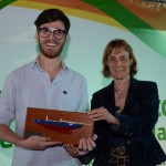 Arthur Silva, da Vivejar, recebeu o prêmio de Ariane Janér
