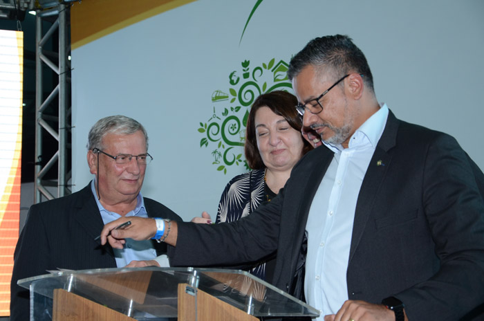 Canela (RS) será sede da Convenção Braztoa em 2019 2 Assinatura do contrato para a realização do evento em Canela