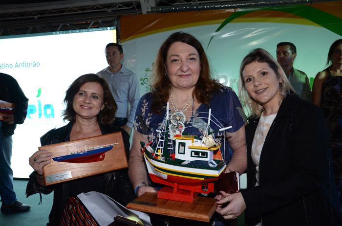 Confira os vencedores do 7º Prêmio Braztoa de Sustentabilidade 2 Christiane Caetano e Mayara Rodrigues, do Hotel Sesc Porto Cercado (MT) receberam o grande prêmio da noite das mãos de Magda Nassar (Foto: Eric Ribeiro)